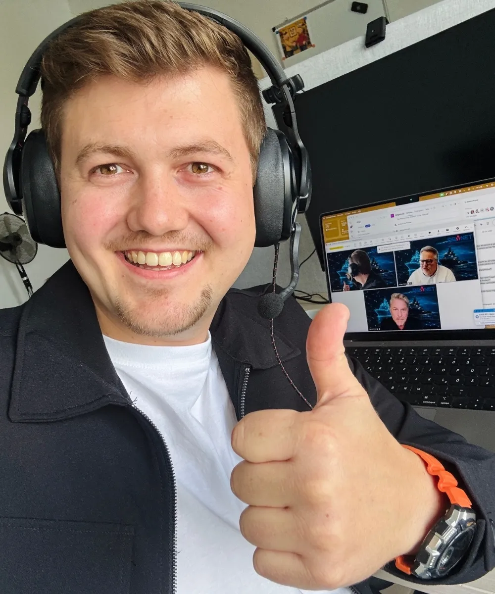 Justus Kornath mit Headset bei einem Online-Event, Daumen hoch