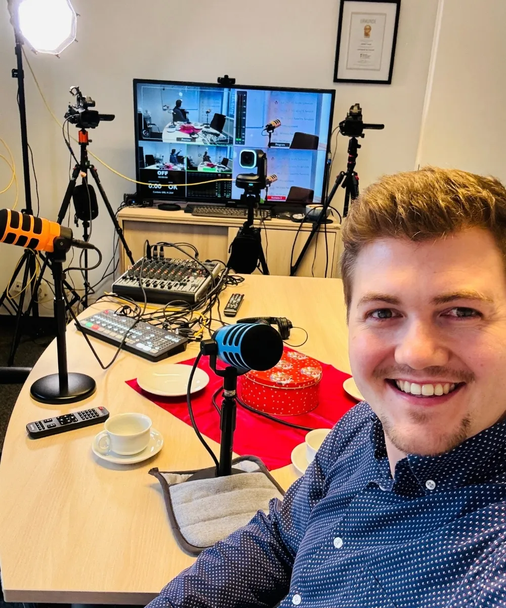 Justus Kornath an der Technik für ein Webinar: Kameras, Mikrofone und Mischpult