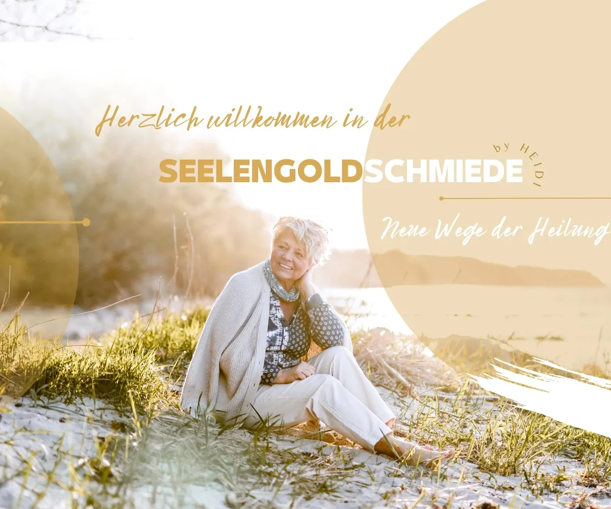Startbild der Seelengoldschmiede: Frau in heller Strickjacke sitzt in der Wintersonne in den Dünen